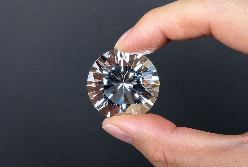 宝石でダイヤモンドだけがなぜ高く買取られるのか？