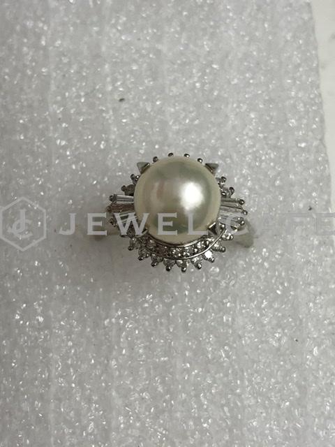 Pt900真珠、メレダイヤ付リング