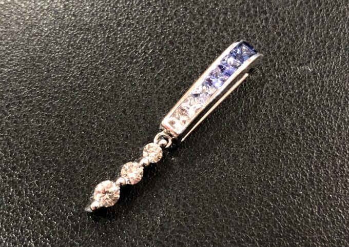 サファイヤ付K18WGペンダントトップ