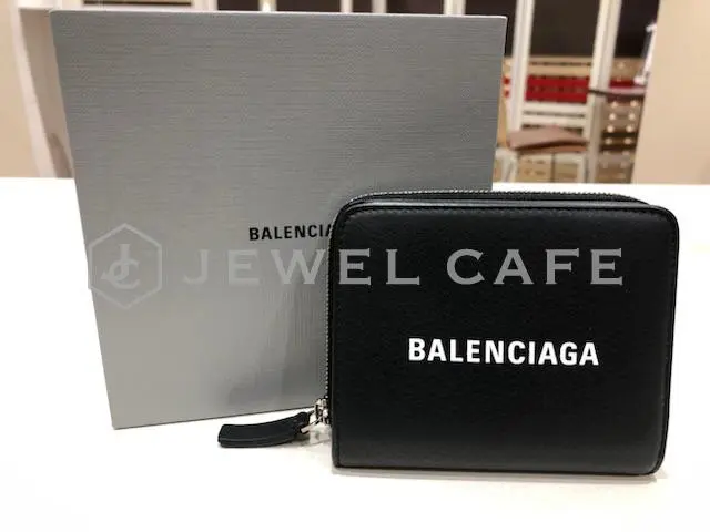 BALENCIAGA】定番デザイン、ロゴがしっかり目立つお品-