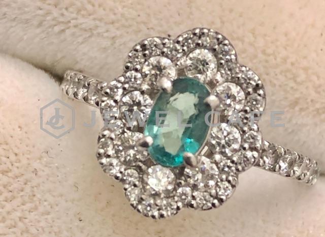 K18WGの宝石とメレダイヤの付いたリング