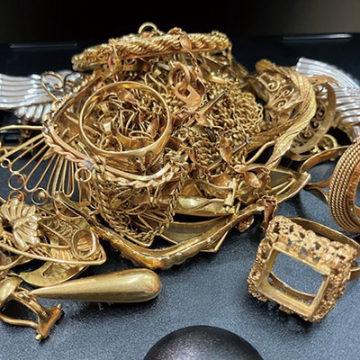大量の使わない金ジュエリー