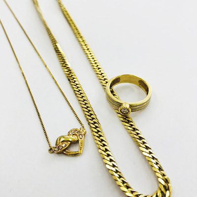 金のチェーンネックレス